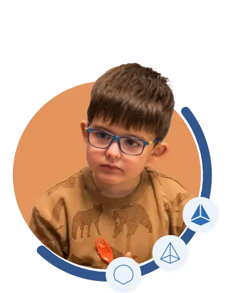Un jeune garçon portant des lunettes et regardant vers la gauche. Il se trouve à l'intérieur d'un cercle orange bordé de bleu, avec trois icônes en forme de pyramide en bas à droite.